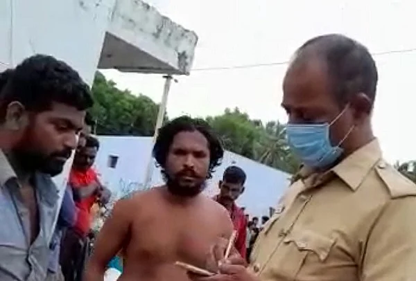 போலீஸ் விசாரணையின்போது அசோகன்