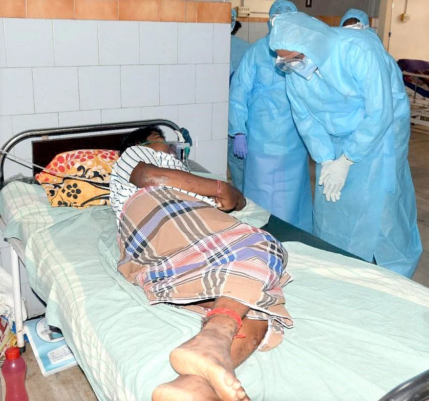 கொரோனா வார்டில் ஈரோடு கலெக்டர் கிருஷ்ணனுண்ணி