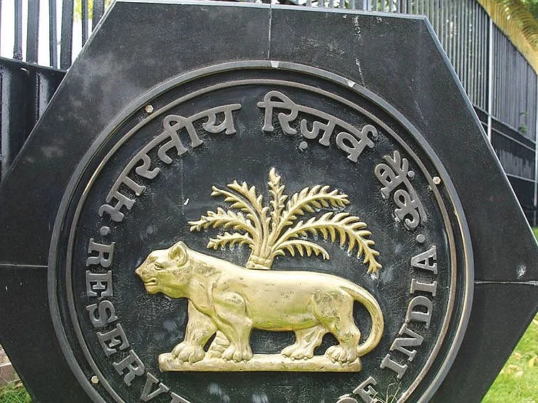 கொரோனாவால் வெகுவாகக் குறைந்த குடும்ப நிதி சேமிப்பு; பொருளாதாரம் இன்னும் ஆட்டம் காணுமா?