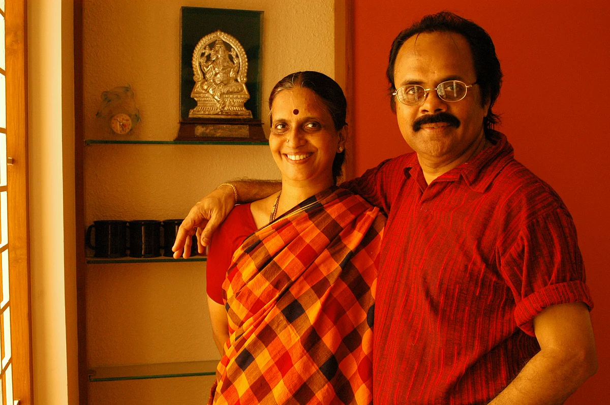 கிரேஸி மோகன் : கண்ணீர் வர சிரிக்கவைத்த கலைஞன்... இப்போதிருந்தால் மாஸ்க் கிழயச் சிரித்திரிப்போம்! | remembering humour writer crazy mohan on his death anniversary 2 மனைவியுடன் கிரேஸி