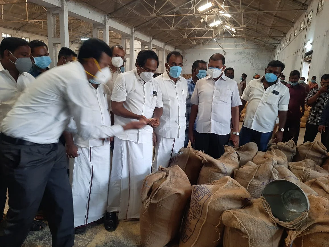 அரிசி குடோனின் அமைச்சர் மனோ தங்கராஜ் ஆய்வு