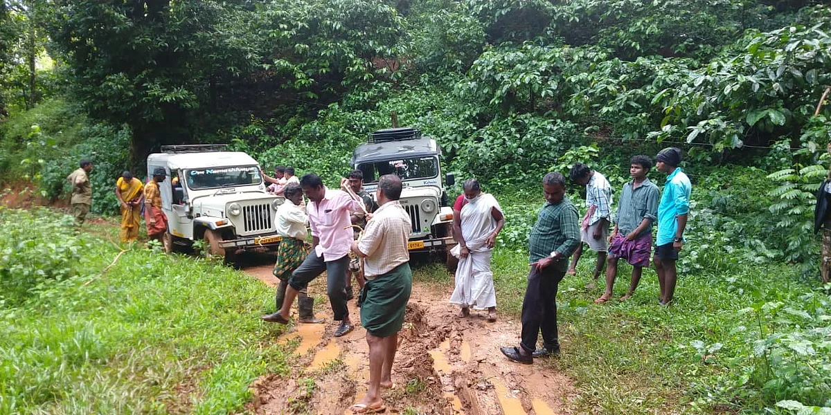 சேற்றில் சிக்கிய வாகனம்