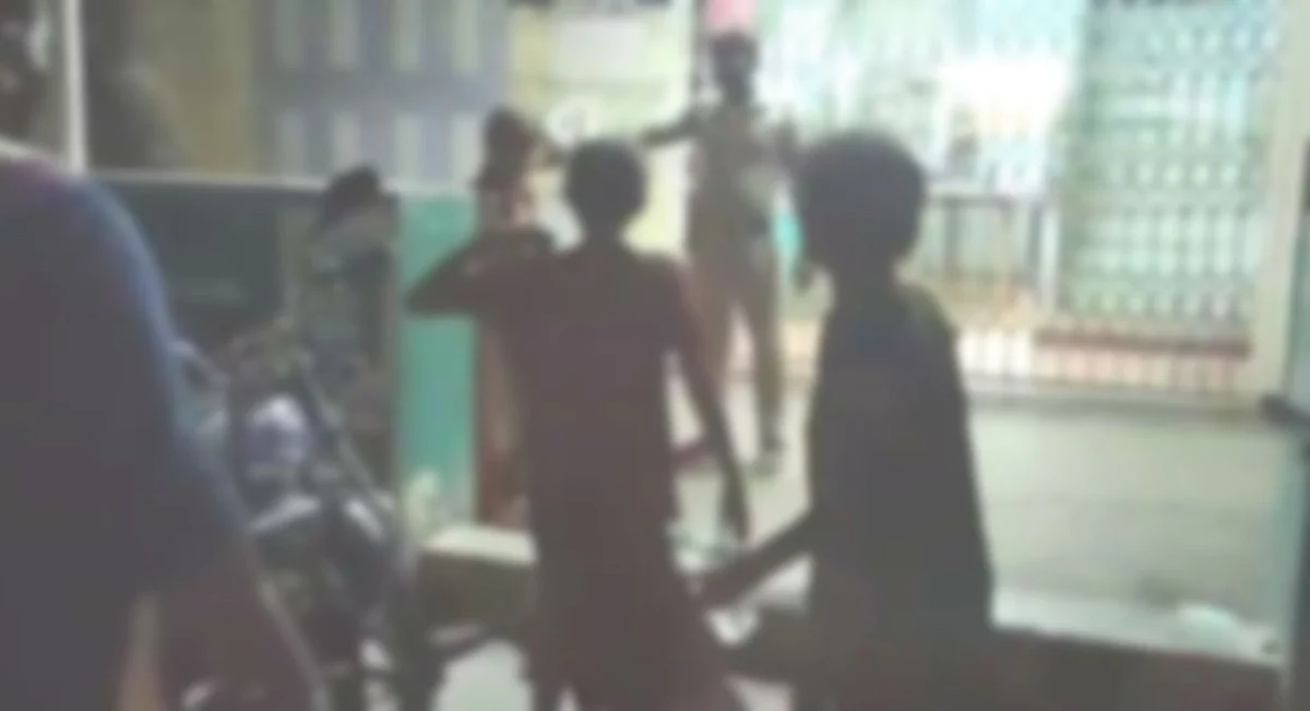 போலீஸாருடன் வாக்குவாதம் செய்த பெண்கள்