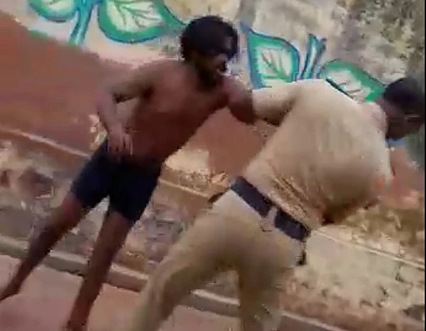 காவலருடன் மல்லுக்கட்டும் அசோகன்