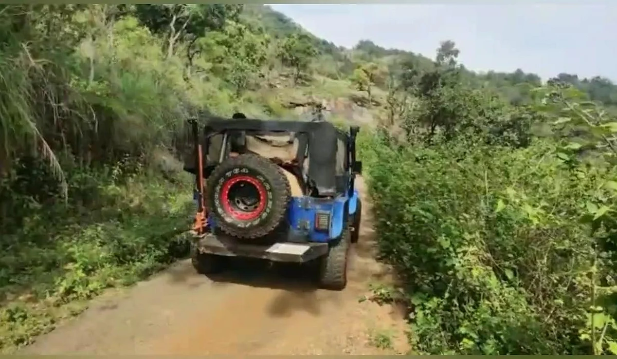 டிரெக்கிங் செல்ல பயன்படுத்திய ஜீப்