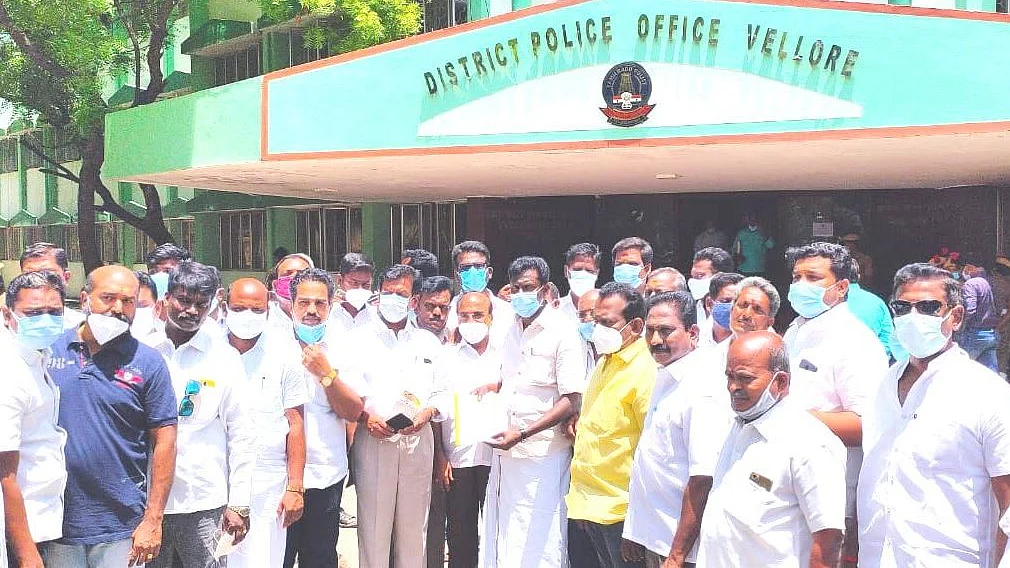 புகாரளித்த அ.தி.மு.க நிர்வாகிகள்