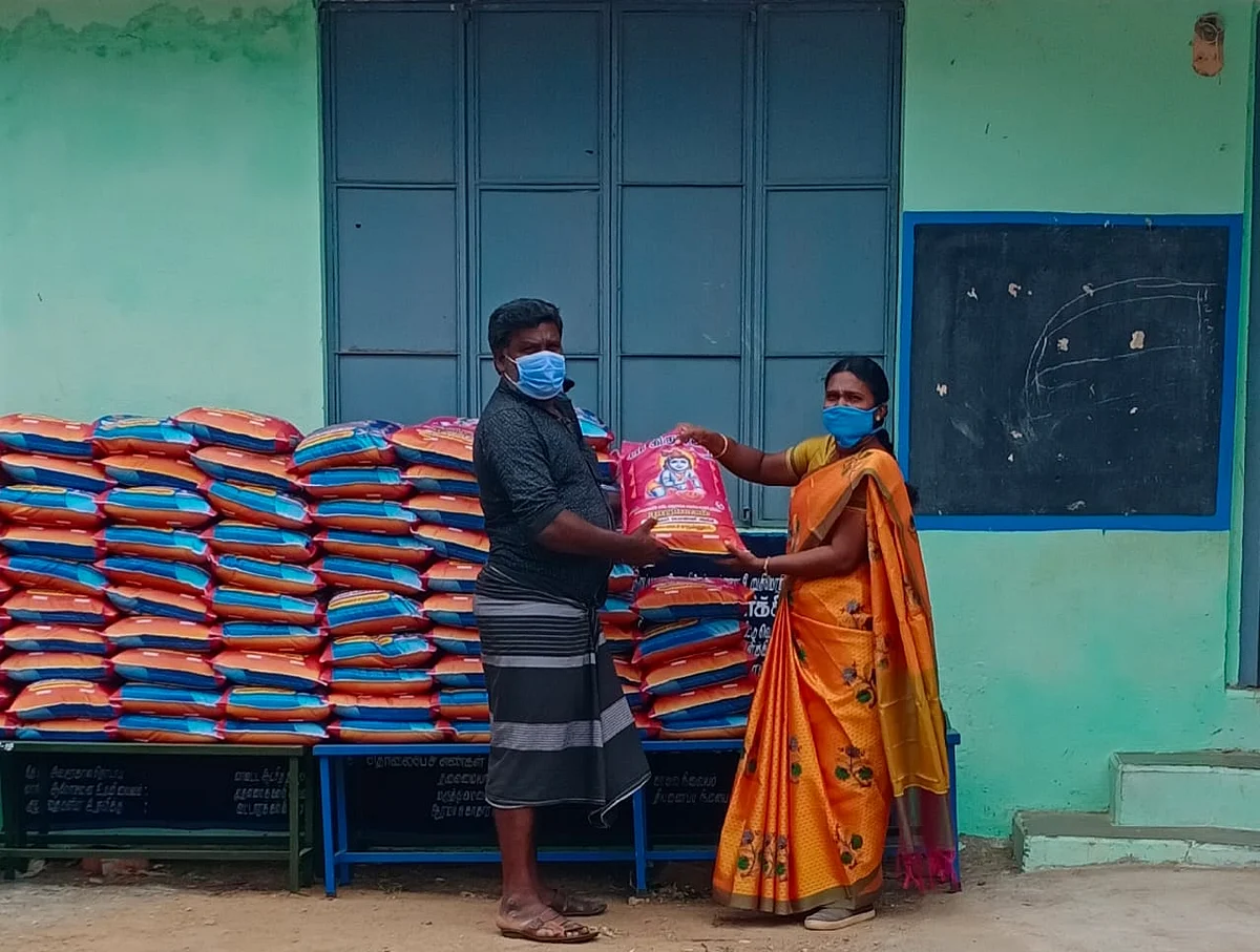 அரிசிப்பைகள் அளித்த ஆசிரியர்