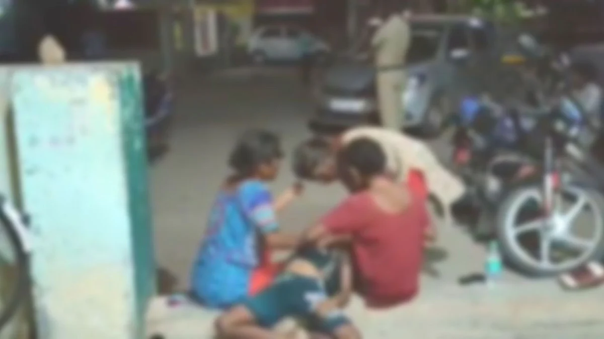 சிறுவன் உடலை விட மறுத்த பெண்கள்