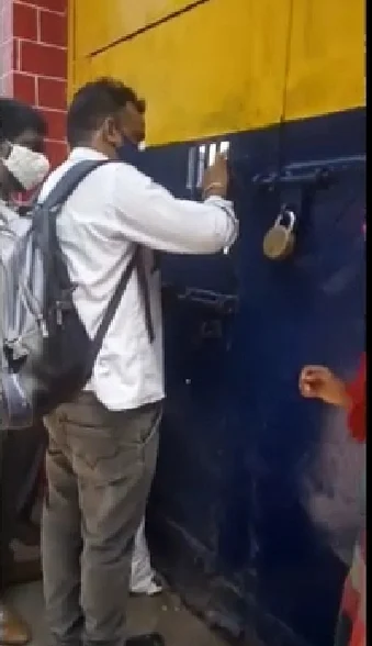 சிறைக் காவலர்களுக்கு லஞ்சம் கொடுக்கும் கைதிகளின் உறவினர்கள்