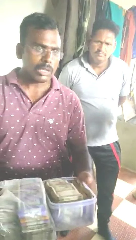 பணத்தைத் திருப்பி ஒப்படைக்கும் காவலர்கள்