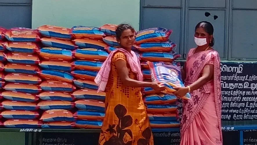 நெகிழவைத்த அரசுப்பள்ளி ஆசிரியர்கள்