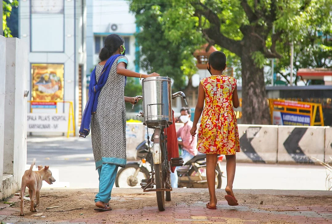 மகளுடன் டீ விற்பனை