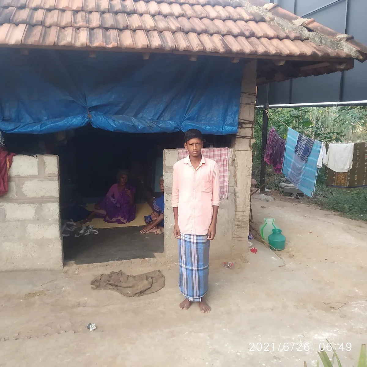 பெற்றோர் இறப்பால் தவிக்கும் சிறுவன்