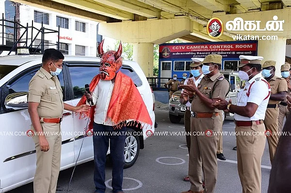 பாராட்டும் காவல்துறை துணை ஆணையர் சீனிவாசன்