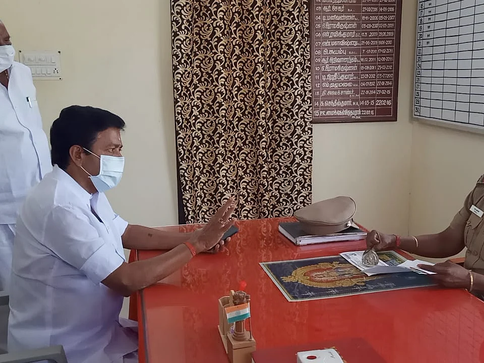 "கொலை மிரட்டல்!" சசிகலா மற்றும் ஆதரவாளர்கள்மீது சி.வி.சண்முகம் காவல் நிலையத்தில் புகார்!