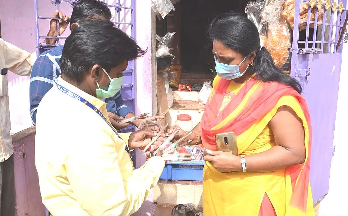 சிரிஞ்சு சாக்லேட்டுகளைப் பார்வையிடும் மாநகராட்சி அதிகாரிகள்
