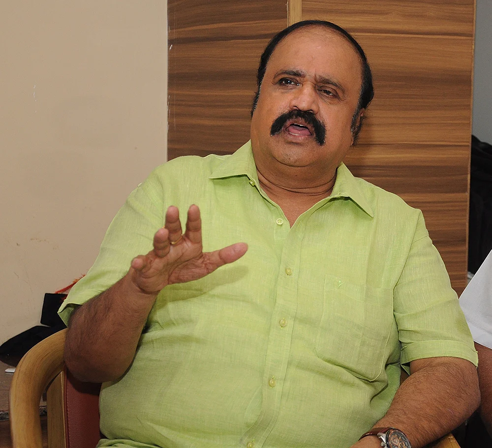 அன்புமணி காலில் விழத் தயாராக இருக்கிறார் எடப்பாடி!