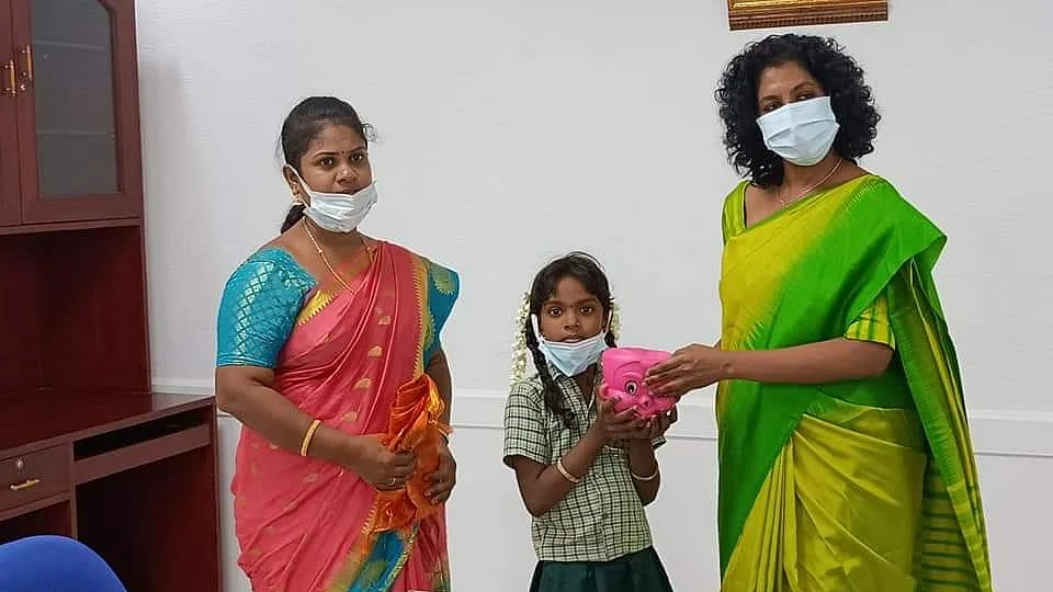 உண்டியல் சேமிப்பை அரசுக்கு வழங்கிய சிறுமி