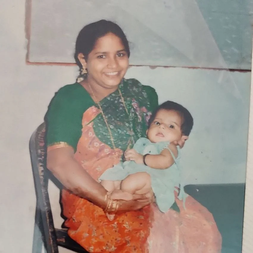அம்மாவுடன் லத்தீஷா