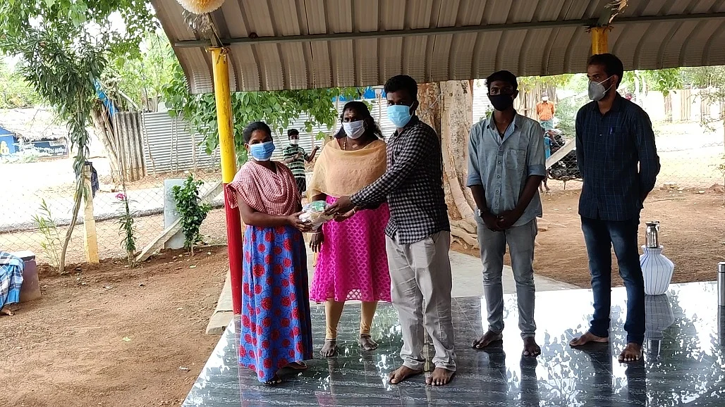 இலங்கைத் தமிழர்களை நெகிழவைத்த இளைஞர்கள்