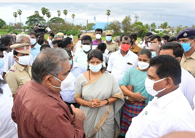 அதிகாரிகளுடன் ஆலோசனை மேற்கொண்ட கனிமொழி