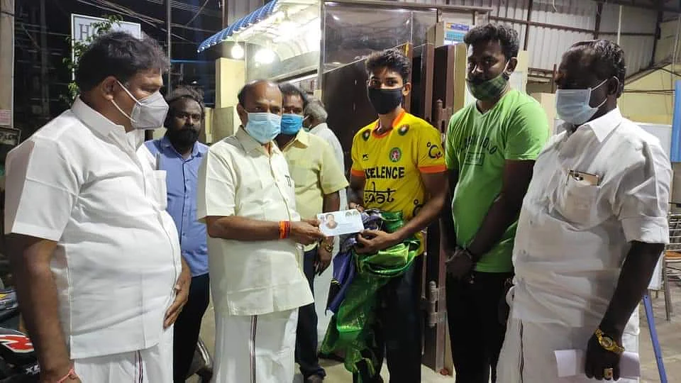 எம்.எல்.ஏ., கடம்பூர் ராஜூவிடம் வாழ்த்து பெற்ற மாரீஸ்வரன்