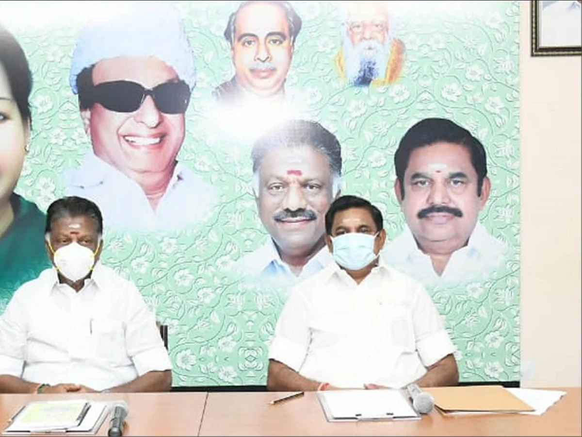 மிஸ்டர் கழுகு: எடப்பாடி சாதுர்யம்... பணிந்துபோன பன்னீர்!