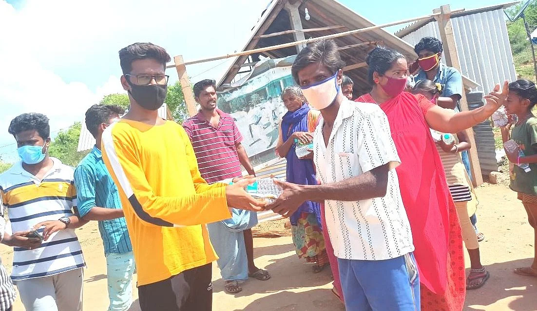 உணவு வழங்கும் வெங்கடதாம்பட்டி இளைஞர்