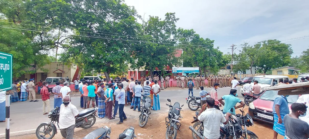 ஏத்தாப்பூர் காவல் நிலையம் முன்பு குவிக்கப்பட்டிருக்கும் போலீஸார்