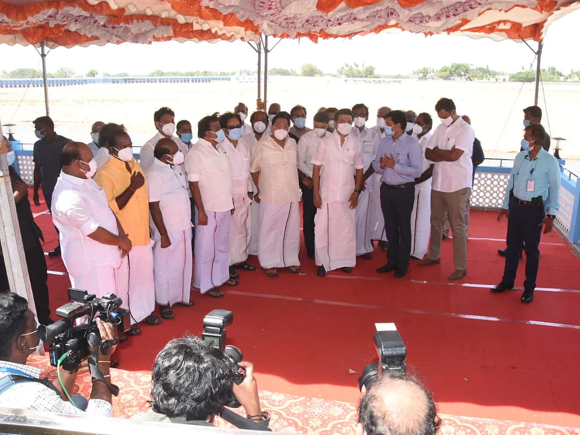 பெட்ரோல், டீசல் விலை உயர்வு: பாடையில் இருசக்கர வாகனம்! - கோவையில் காங்கிரஸார் நூதன போராட்டம் #NowAtVikatan