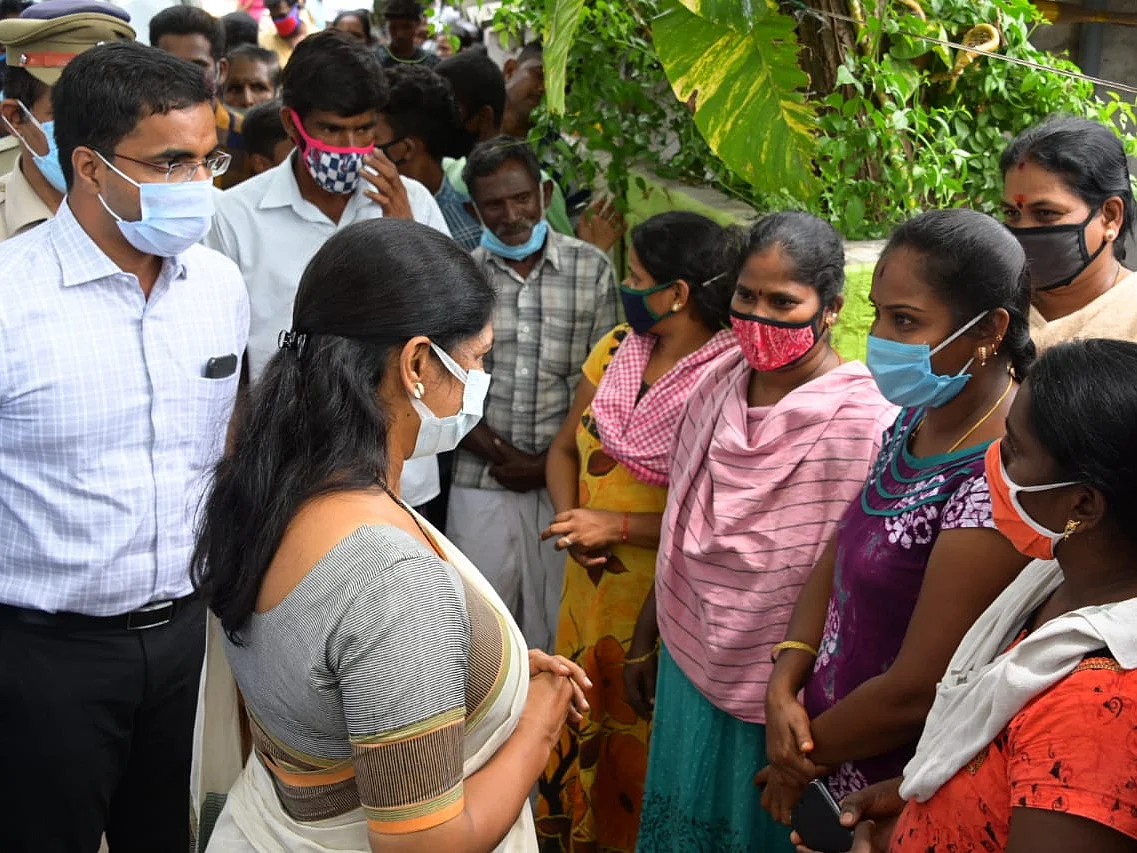 தூத்துக்குடி:``படிச்சிருந்தும் அகதினு வேலை தர மாட்டேங்கறாங்க!"-கனிமொழியிடம் முறையிட்ட முகாம் மக்கள்