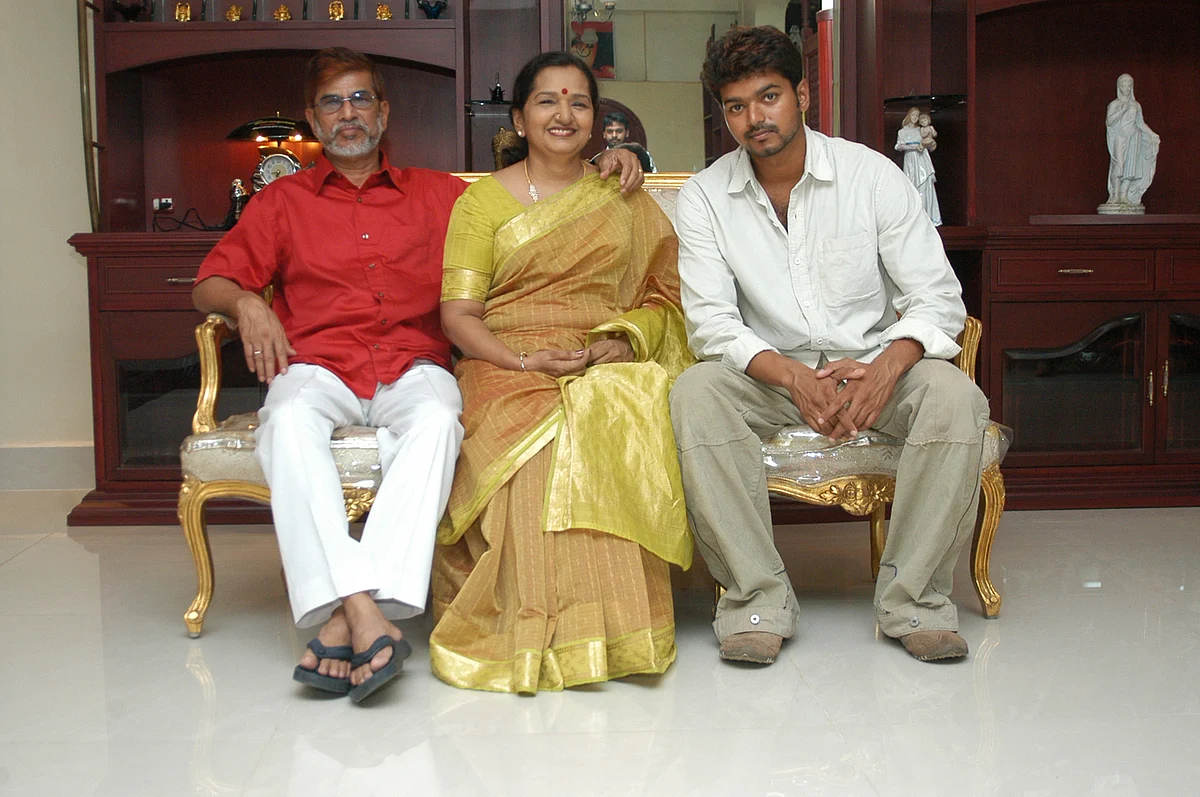 பெற்றோருடன் விஜய்