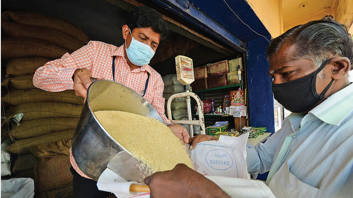 ரேஷன் கடை ஊழியர்கள்