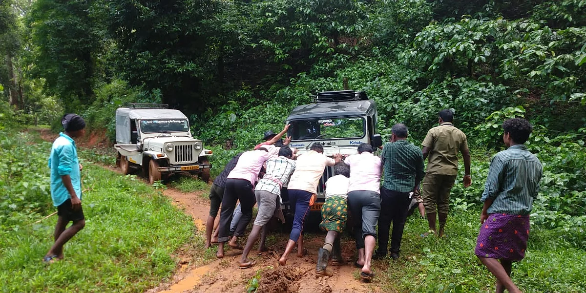 வாகனத்தை மீட்கும் பழங்குடிகள்