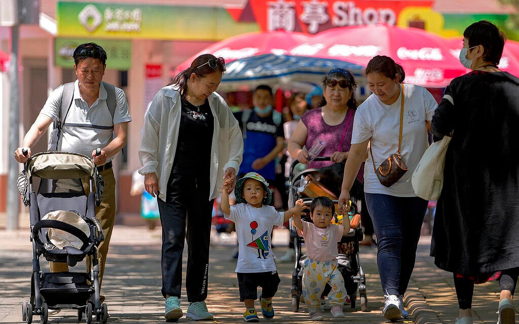 `மொத்த சீனாவையும் மாற்றிய முடிவு!' - ஒற்றைக் குழந்தை திட்டத்தால் எப்படி முடங்கியது சீனா?