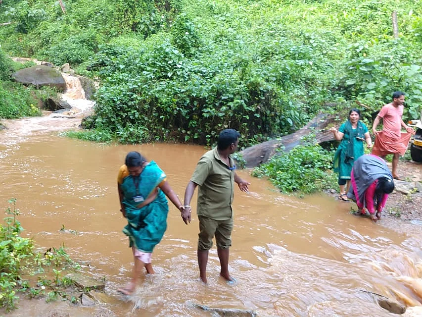 11 பழங்குடி குடும்பங்களுக்குத் தடுப்பூசி; 10 கி.மீ காட்டில் நடந்த சுகாதாரத்துறையினர்!