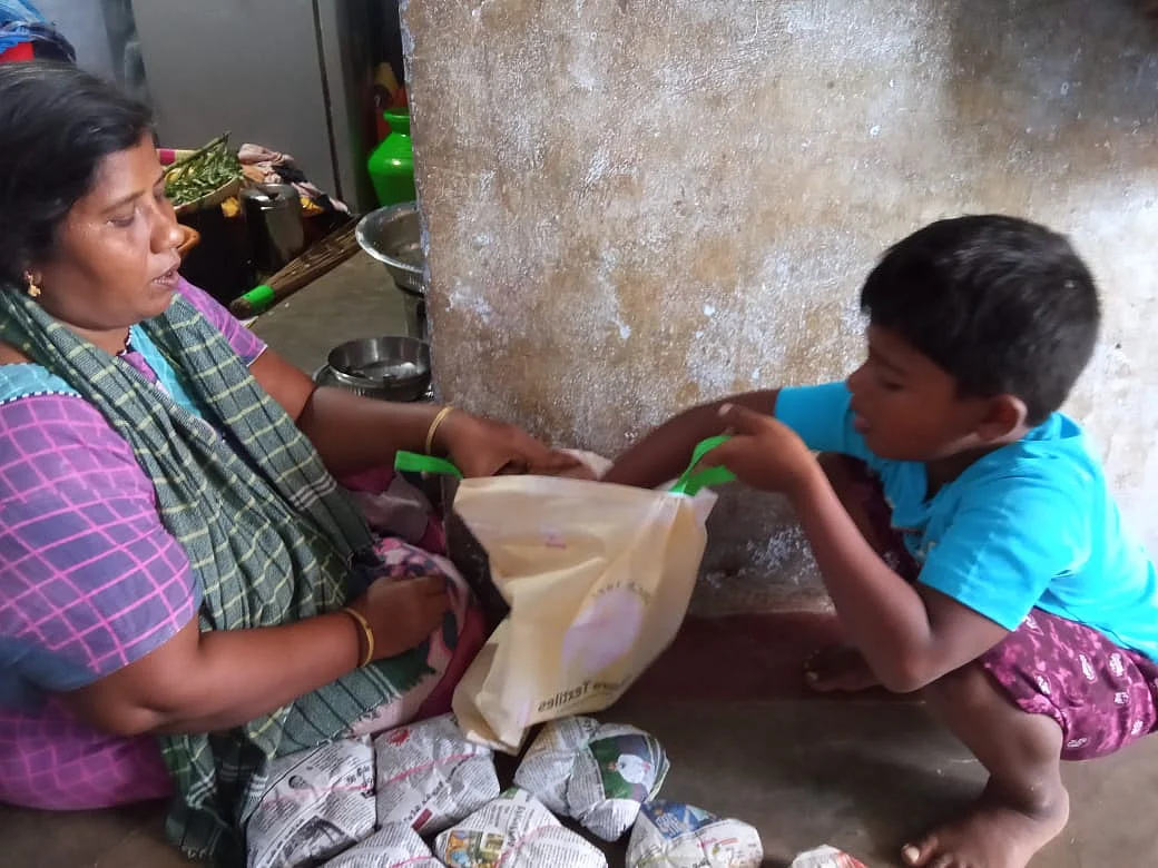 மகனுடன் பார்சல்கள் அடுக்கும் பணியில் ரெஜினாள்