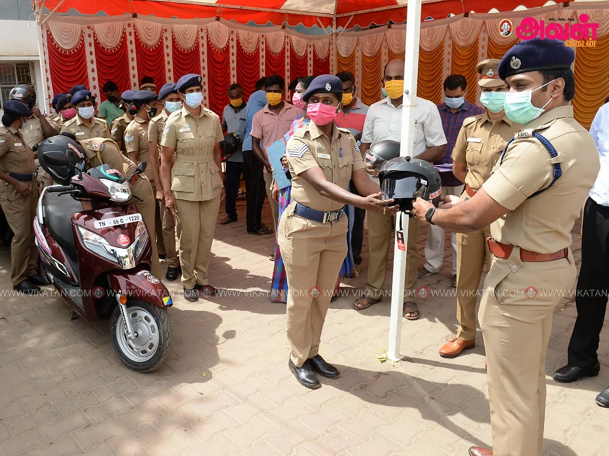 இருசக்கர வாகனம் வழங்கும் நிகழ்ச்சி