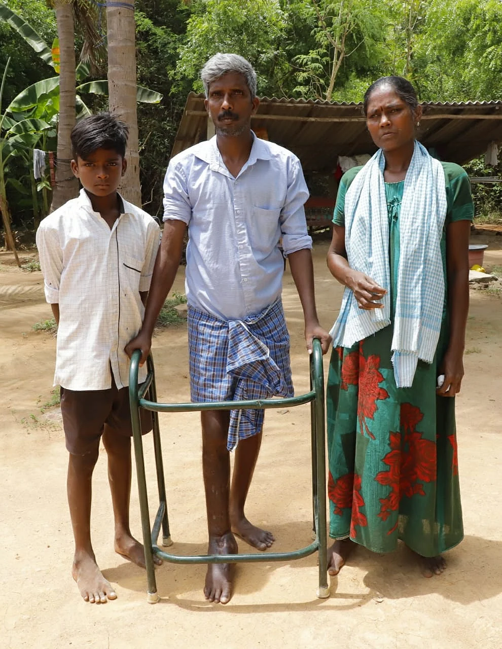 மனைவி மகனுடன் சோமசுந்தரம்