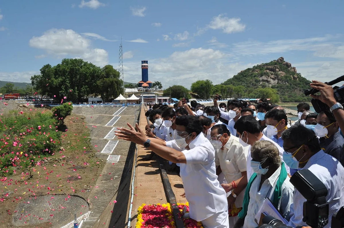 தண்ணீரை பூ தூவி வரவேற்கும் முதல்வர்