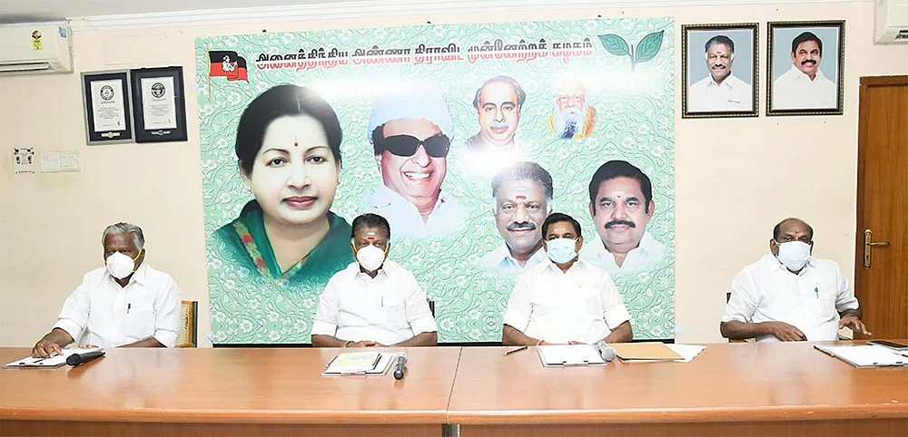 மிஸ்டர் கழுகு: எடப்பாடி சாதுர்யம்... பணிந்துபோன பன்னீர்!