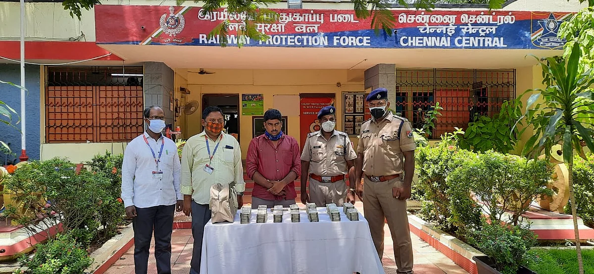பிடிப்பட்ட இளைஞருடன் ரயில்வே பாதுகாப்பு படை போலீஸ்