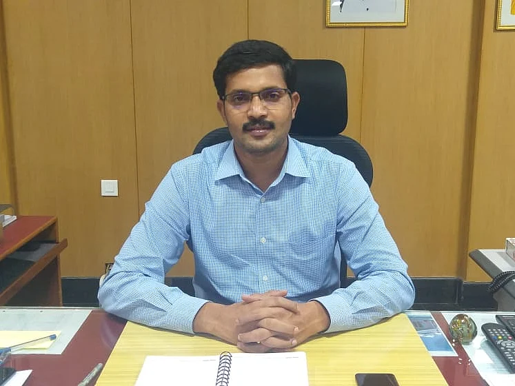 தஞ்சாவூர் : மாற்றப்பட்ட கலெக்டர் கோவிந்தராவ் ஐ.ஏ.எஸ் - பிரிவைத் தாங்க முடியாத மக்கள் உருக்கம்!