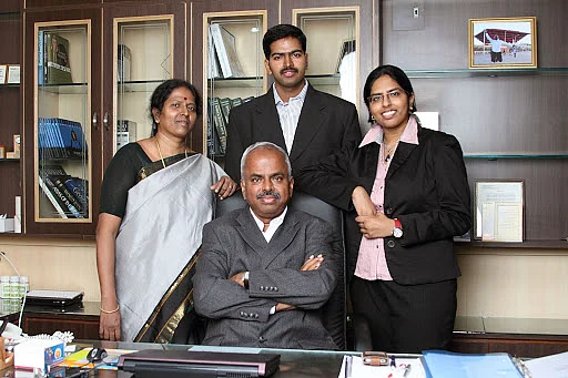 ``தைரோகேர் நிறுவனத்தை ஏன் ₹4,500 கோடிக்கு விற்றேன்?" - சொல்கிறார் ஏ.வேலுமணி |A velumani explains why he sold thyrocare to pharm easy 2 வேலுமணி மனைவி மற்றும் மகன், மகளுடன்....