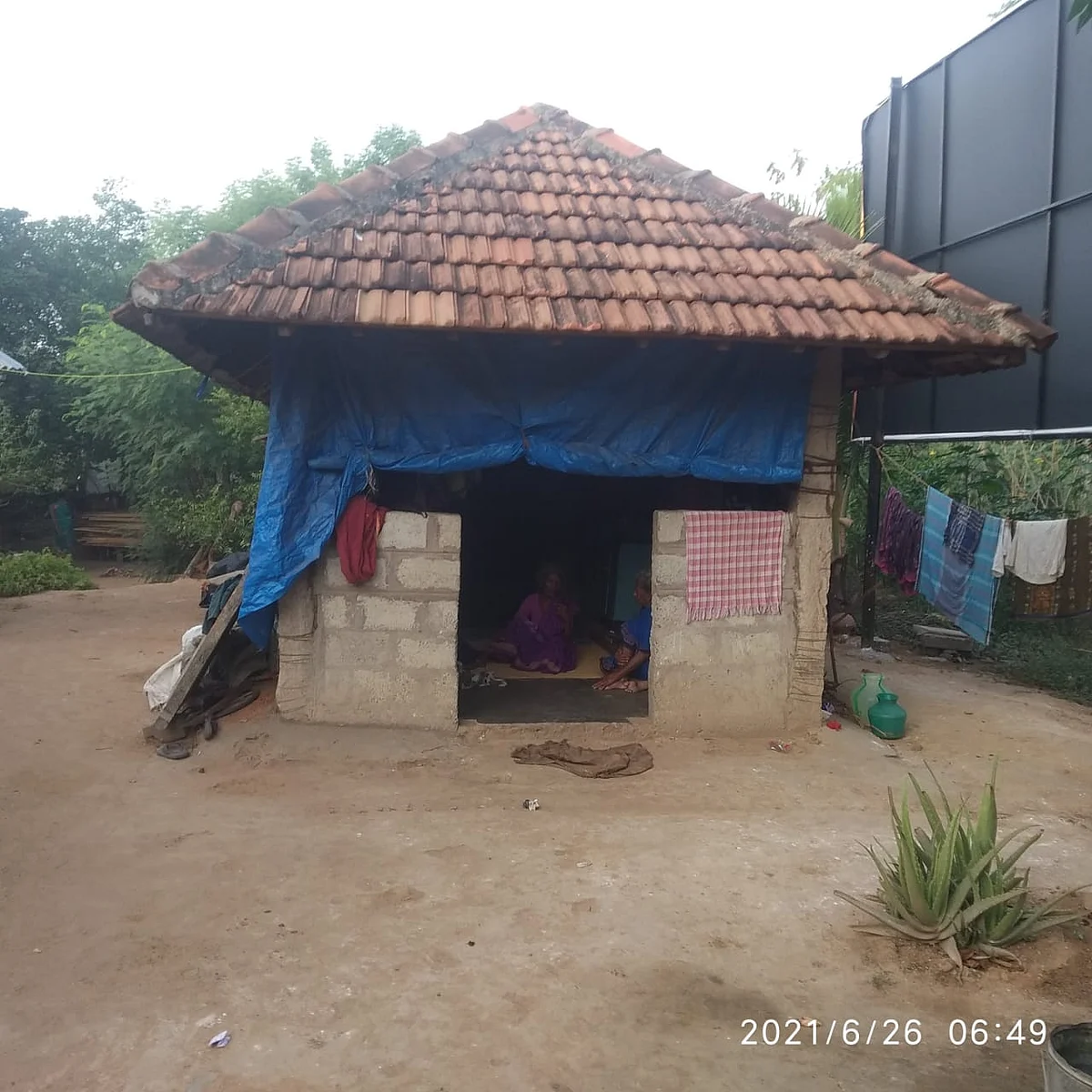 தார்ப்பாய் சுவருடன் வீடு