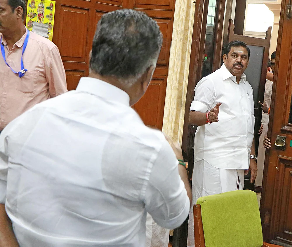 முட்டிமோதும் முன்னாள் முதல்வர்கள்!