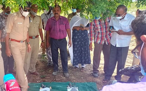 வெடிகுண்டுகளை பார்வையிடும் எஸ்.பி மணிவண்ணன்