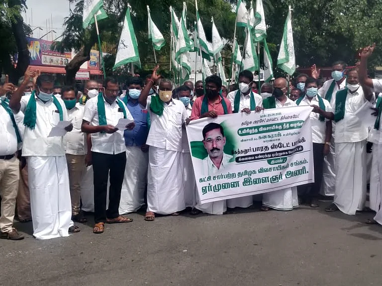 `வங்கி கொஞ்சம் கருணை காட்டியிருந்தால் அவர் இறந்திருக்க மாட்டார்!' -உயிரிழந்த விவசாயி; கதறும் உறவினர்
