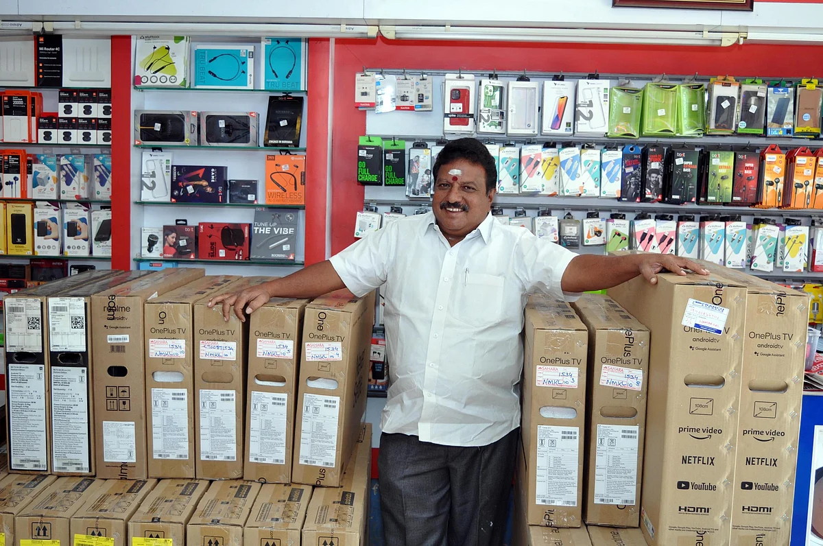`ஒருநாள் என் பெயரை எல்லோரும் உச்சரிப்பாங்க!' - கூலி வேலை டு செல்போன் ஷோரூம்; சாதித்த தொழிலதிபர் | Namakkal businessman Vasu Srinivasan shares his inspirational story 2 கடையில் வாசு சீனிவாசன்