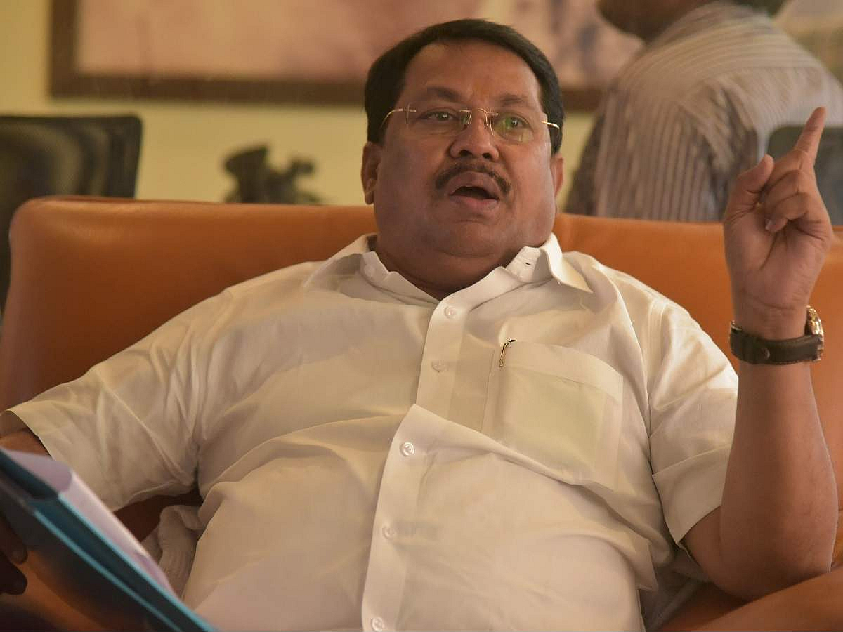 மகாராஷ்டிரா: "சாதி காரணமாக எனக்கு வருவாய்த்துறை கிடைக்கவில்லை!"- பரபரப்பைப் பற்றவைத்த காங். அமைச்சர்